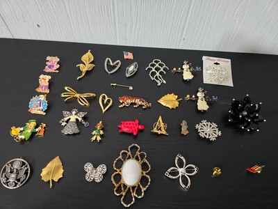 Vintage 32 Piece Mixed Lot Costume Jewelry Pins Brooches Metal Multicolor