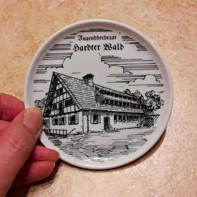 Sammelteller rund weiß/schwarz, Gebäude/Fachwerkhaus-Motiv, Architektur Souvenir