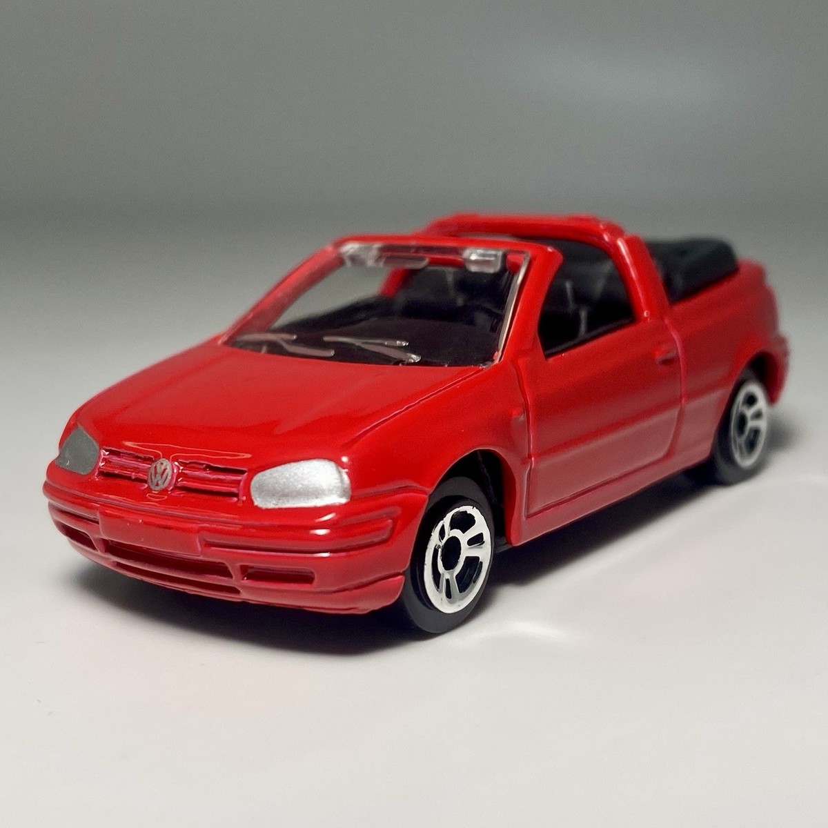 Maisto Volkswagen VW GOLF GTI Cabrio 1:64 Scale Diecast Diorama