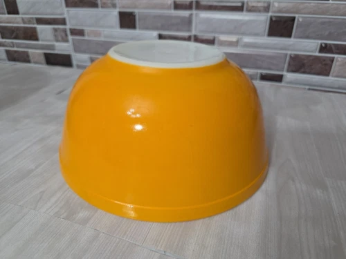 Vintage Pyrex 8.5" Orange Creamsicle Nesting Mixing Bowl #40 – Mid-Century Charm