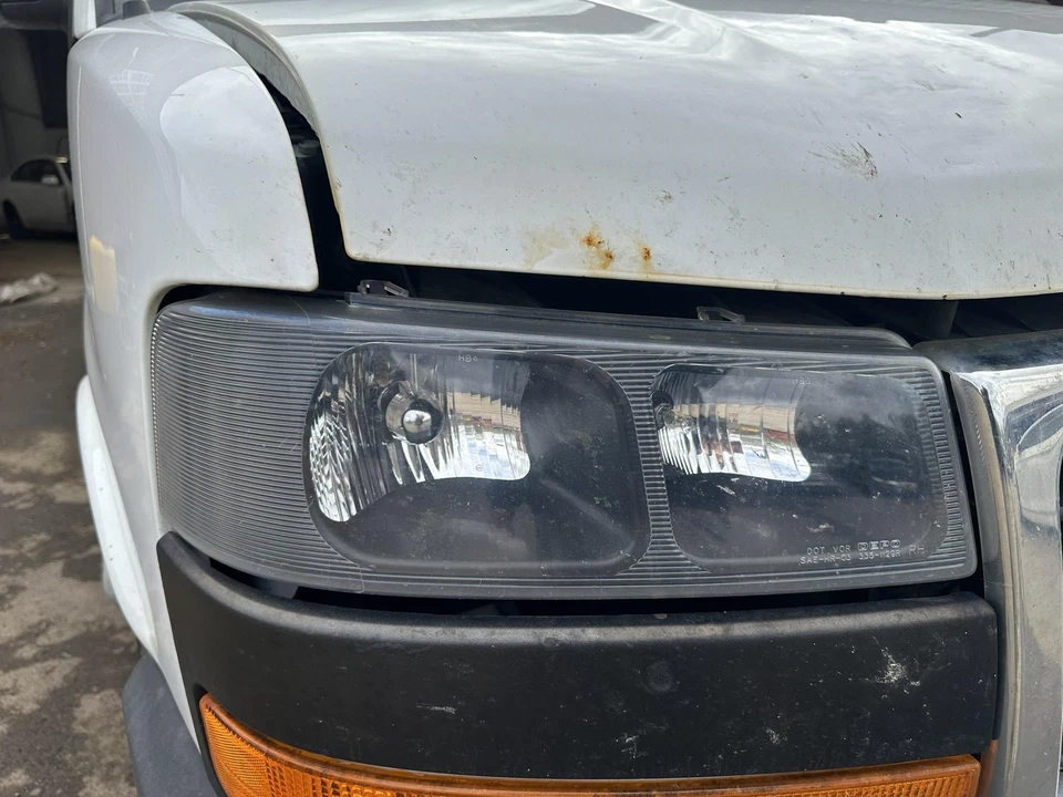 03-24 GMC VAN SAVANA 2500 Conjunto de faros lado del pasajero derecho Foto 2 de 4