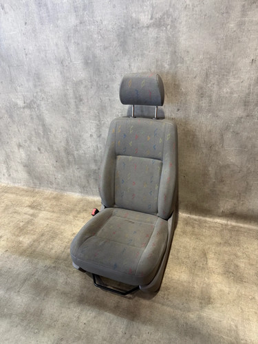 VW T5 Transporter Caravelle Fahersitz Sitz Fahrerseite vorne links Stoff Trapo