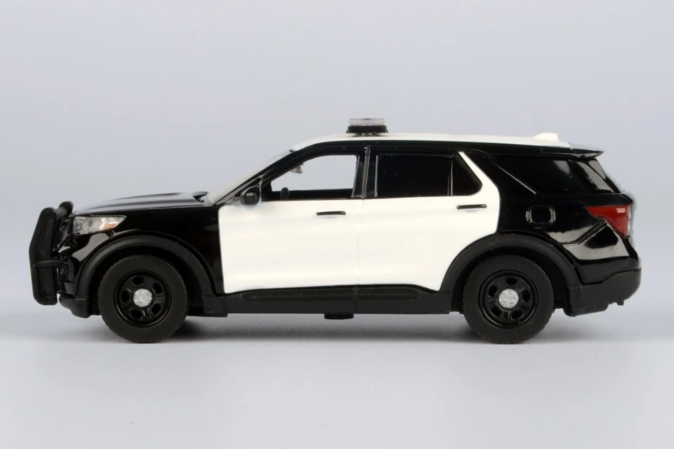 2022 FORD POLICE INTERCEPTOR UTILITY BLACK & WHITE 1/43 DIECAST MOTORMAX 79496 - Image 3 of 4