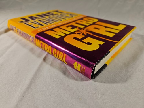 METRO GIRL By Janet Evanovich First Edition First Printing - Picture 4 of 13