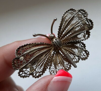 Broche papillon vintage en filigrane d'argent | Petite épingle délicate Art nouveau des années 30 | Bijoux en argent poinçonnés | Motif complexe