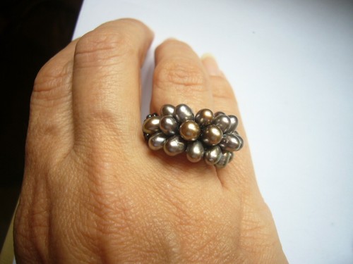 Pompon Ring Süßwasserperlen dunkelgrau schillernde Reflexe lila - Handarbeit Gr. 53