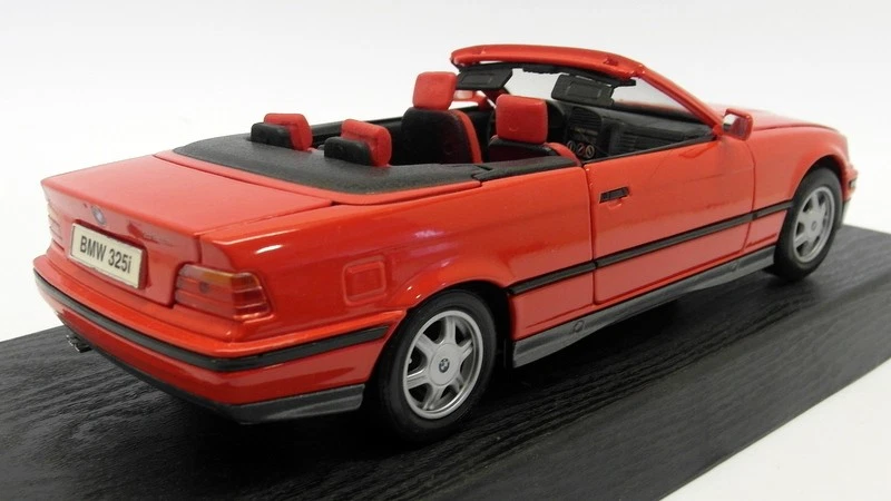 Maisto 1/18 Scale Diecast 31812 - BMW 325i Convertible - Red - Image 4 of 4