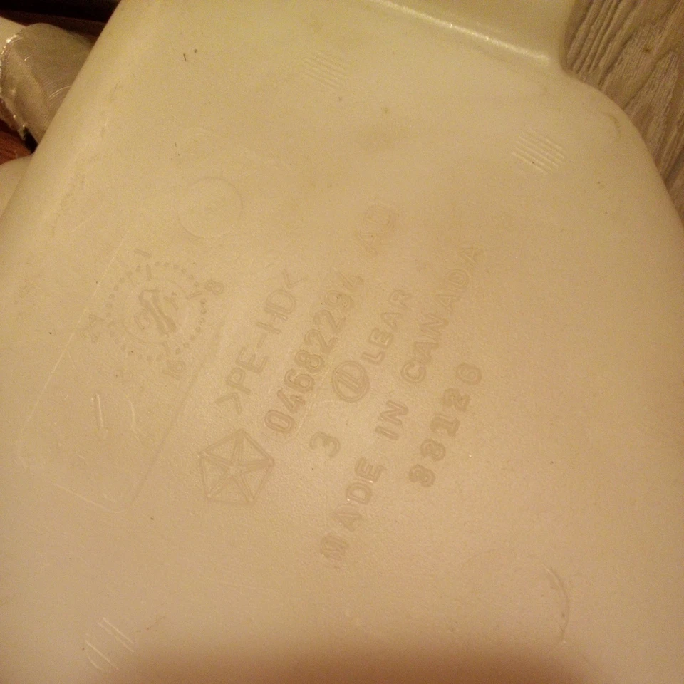 Dodge Caravan 2001-03 3,3 L 3,8 L tanque de expansión de desbordamiento de refrigerante OEM 04682294AD Foto 3 de 3