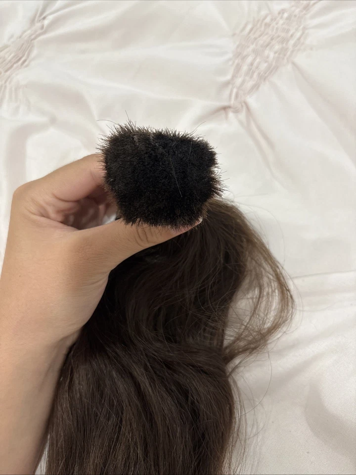 Cabello humano natural, virgen, nunca teñido antes, grueso. Entre 15-20 pulgadas de largo. Foto 2 de 2