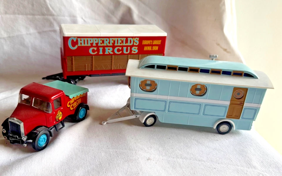 Corgi 1/50 Scale #97885 - Scammell Highwayman Trailer & Caravan - Chipperfields - image 2 of 4