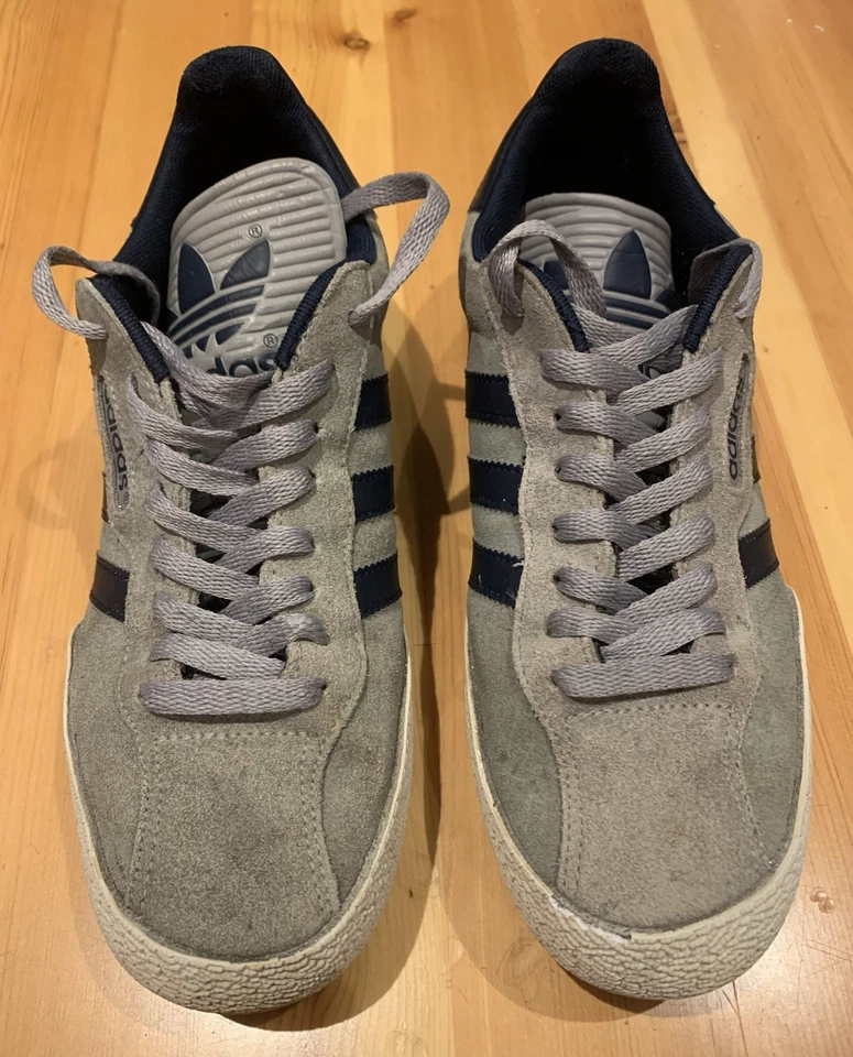Adidas Samba Men’s Suede Trainers In Light Khaki/Navy Blue Stripes. Size 8 UK - Image 3 of 4