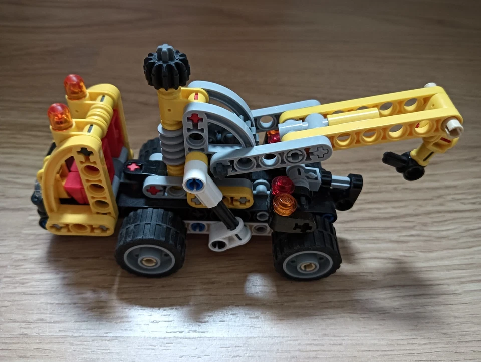 LEGO Technic 42031 Cherry Picker, foto 2 di 3