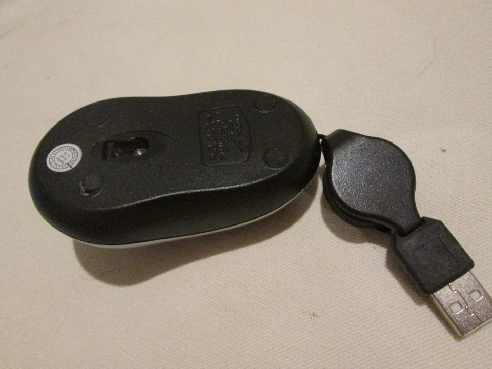 Generic Mini (Wired) Travel Mouse with Optical Scroll and Retractable USB Cable - Image 2 of 4