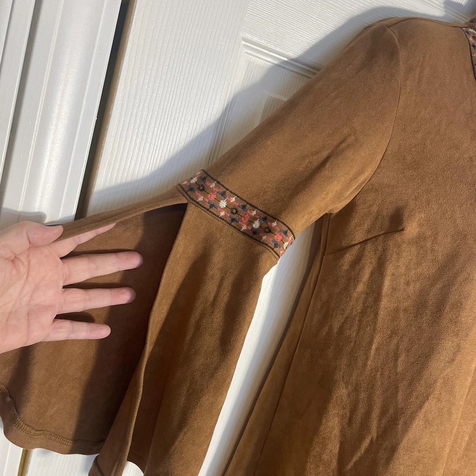 Vestido Flying Tomato Feminino Pequeno Marrom Camurça Falsa Manga de Sino Gargantilha Pescoço Hippie - Imagem 2 de 4