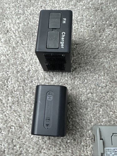 Sony Handycam HDR-HC7 HDV MiniDV Camcorder Amazing Bundle Cables 2 Battery - Picture 5 of 9