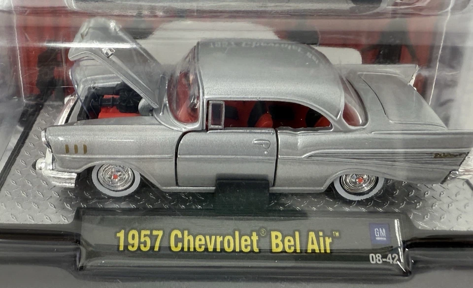 M2 MACHINES AUTO-THENTICS 1957 雪佛兰 BEL AIR 银色 红色 08-42 1:64 比例 全新 — 第 2/2 张图片