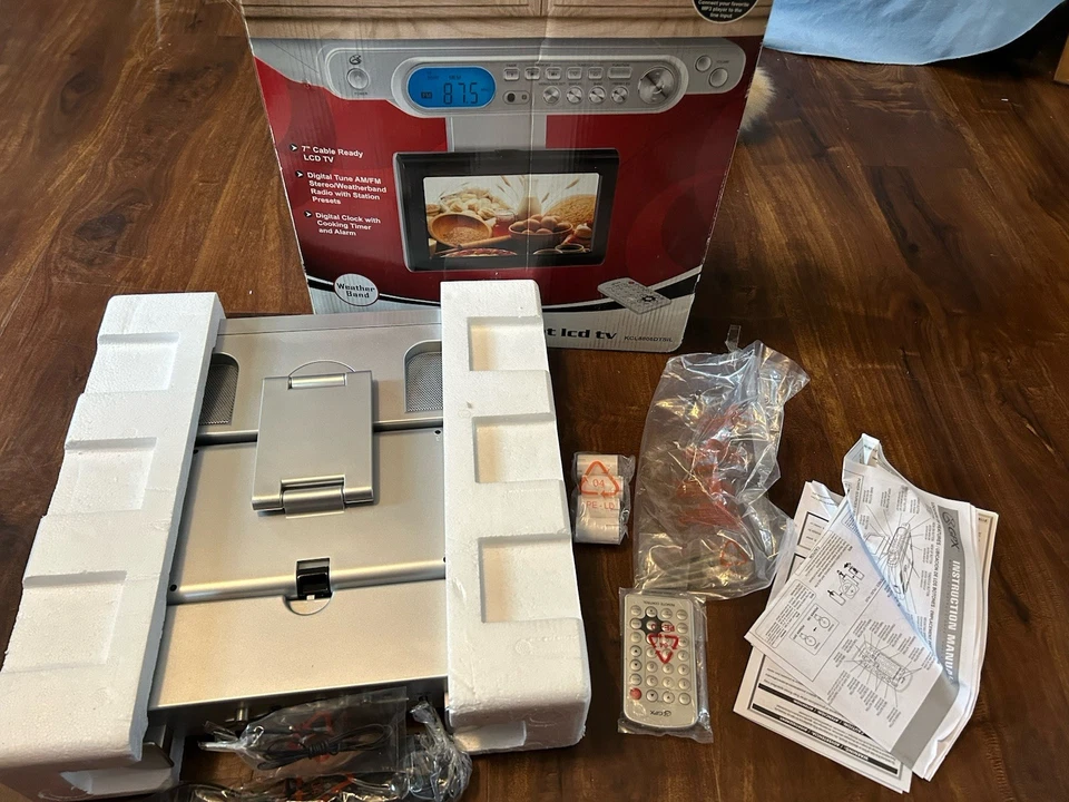 Reloj de radio AM/FM debajo del gabinete GPX cámper TV LCD de 7" con banda climática remota Foto 2 de 4