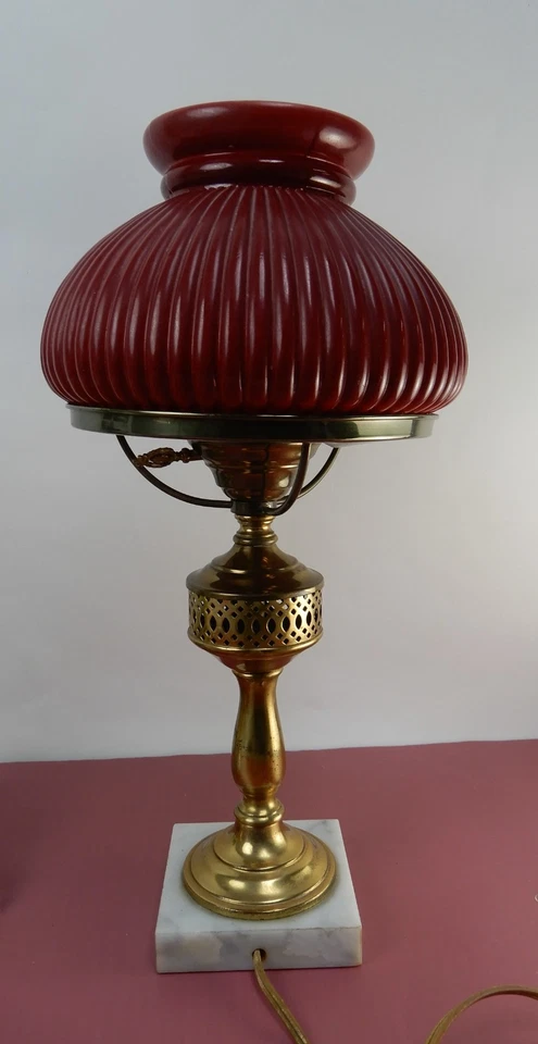 De colección. Pantalla de vidrio acanalado con estuche rojo con lámpara de mesa alta pequeña de latón para escritorio para estudiantes Foto 2 de 4