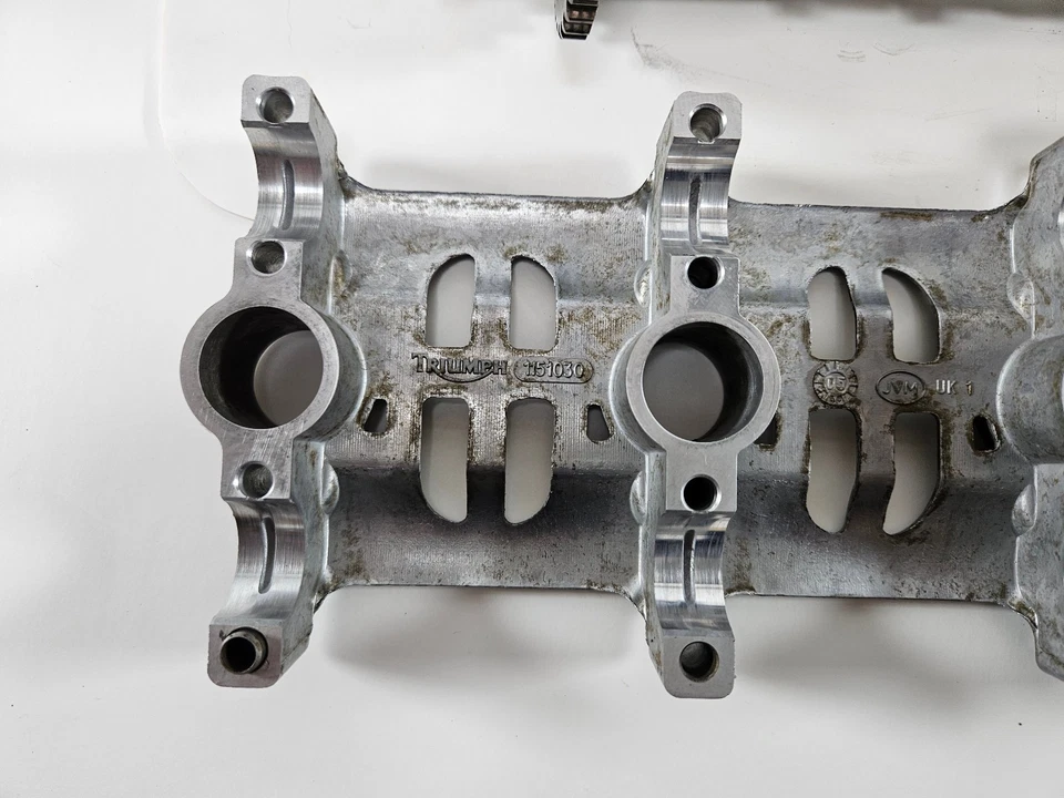 Culasse Triumph Sprint ST 1050 05-10 endommagée d'occasion - Photo 2/4