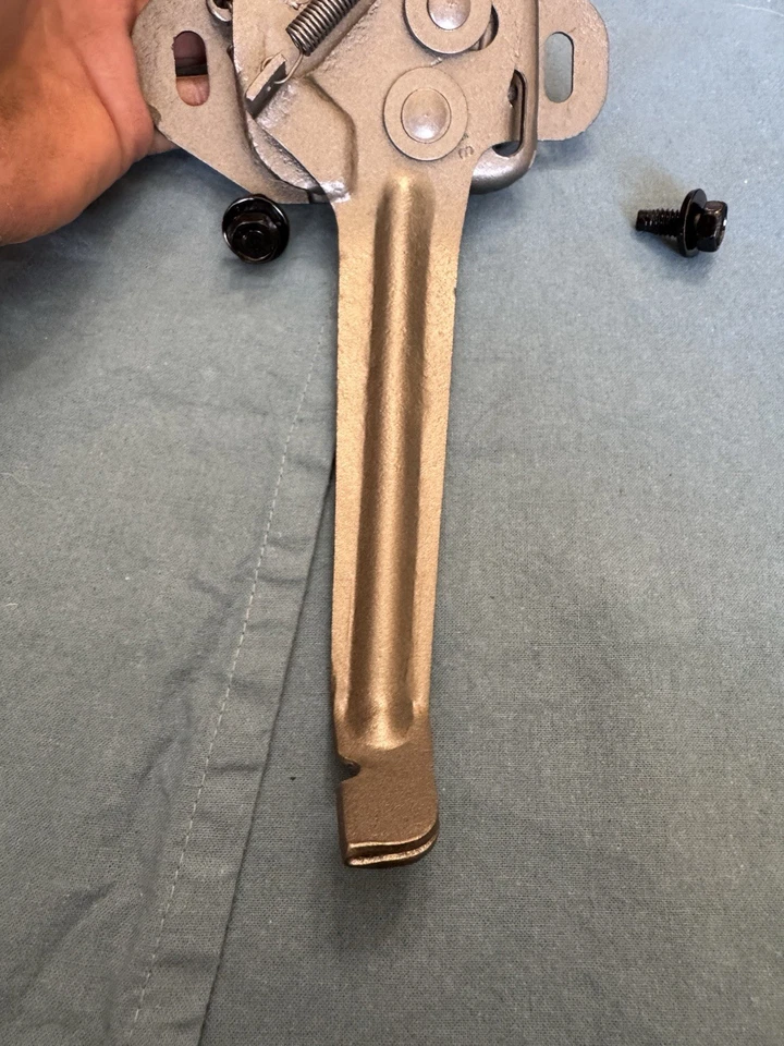 Mopar 1973 - 1974 年普利茅斯勇敢的掸子木闩锁组件二手 Oem 重绘 — 第 3/4 张图片