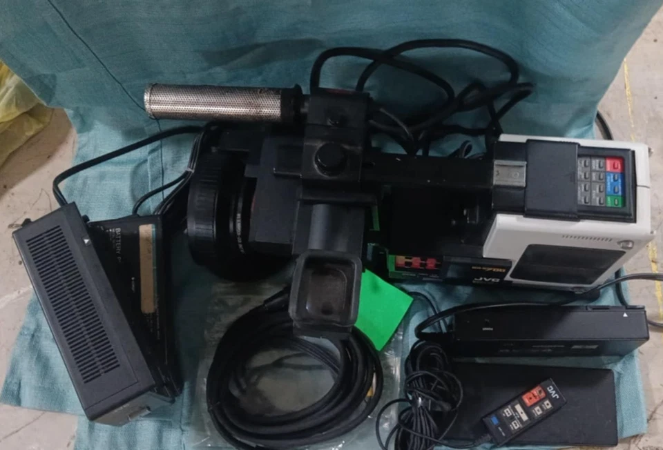 JVC GX-S700 JVC Pro Color Stereo Video Camera High-Band SATICON 10:1 Servo Zoom - Image 2 of 4