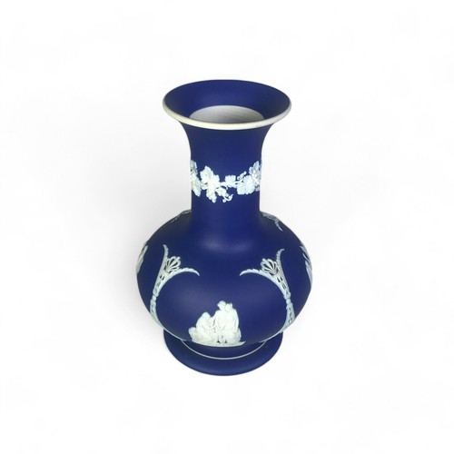 Early 20th Century Wedgwood Cobalt Blue Dipped Jasperware Vase - Picture 9 of 10