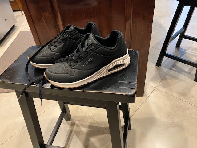 LADIES SKECHERS SZ 8