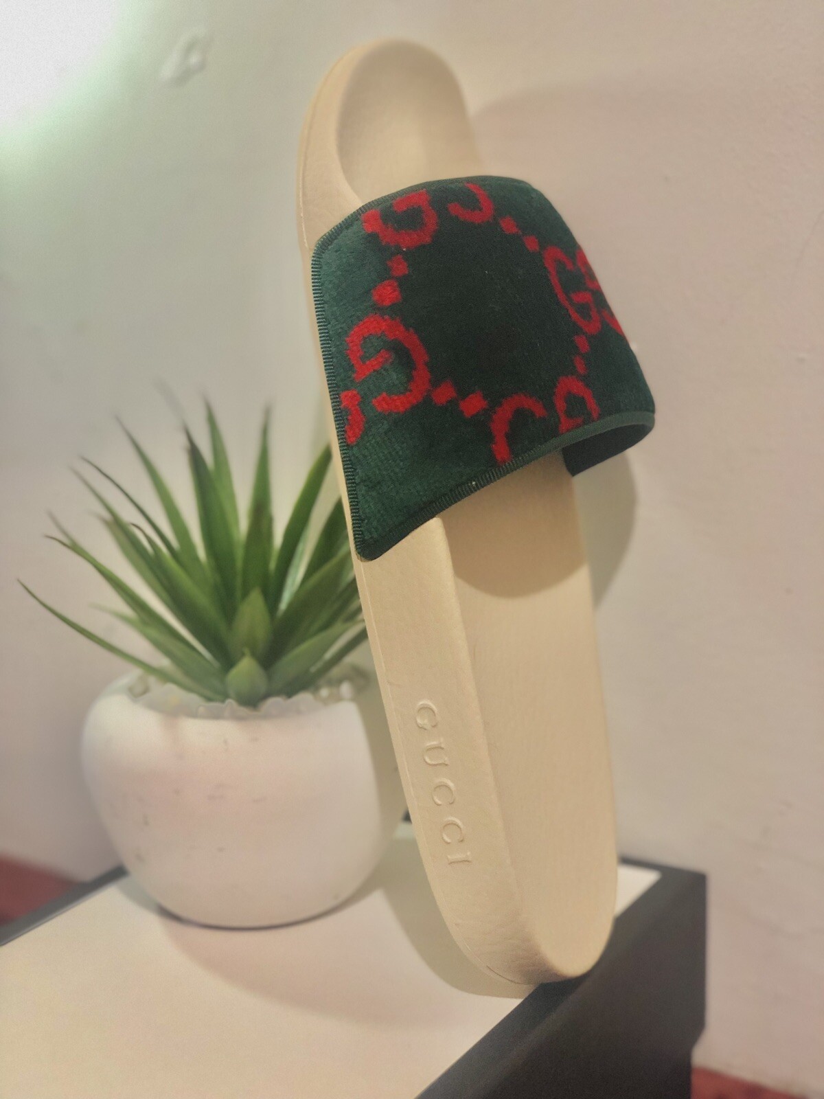 Gucci leather flip flops for men and women luxury sandals-image
