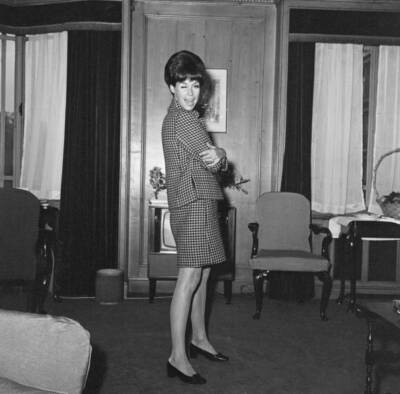 American actress Mary Tyler Moore pictured at the hairdresser- 1967 Old Photo