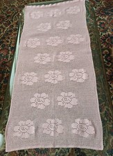 Tenda in cotone, lavorata all'uncinetto; colore rosa; lavorazione a filet 