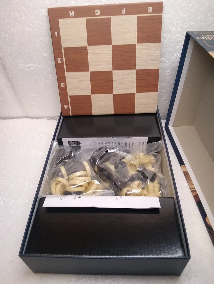 Traditions Chess Checkers Tic Tac Toe Nuevo en Caja Piezas de Ajedrez Selladas. Nuevo en caja Foto 3 de 3