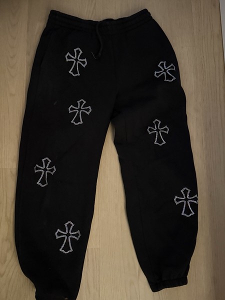 REVIEW Sweatpants schwarz mit Strass-Kreuzen – Gr. S