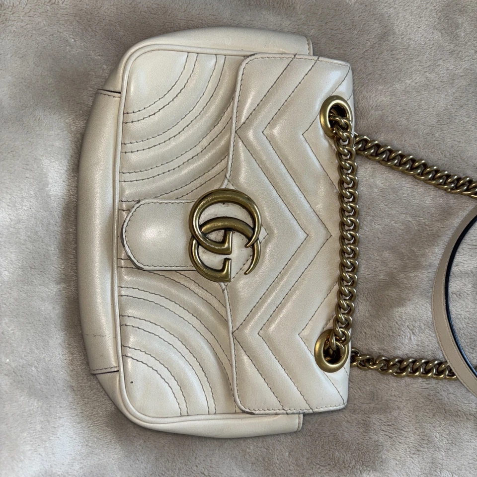 Bolso de Hombro Gucci Marmont con Solapa Matelasse Cuero Marfil Usado en Excelente Condición Bolso para el Polvo, Inserto Foto 2 de 4