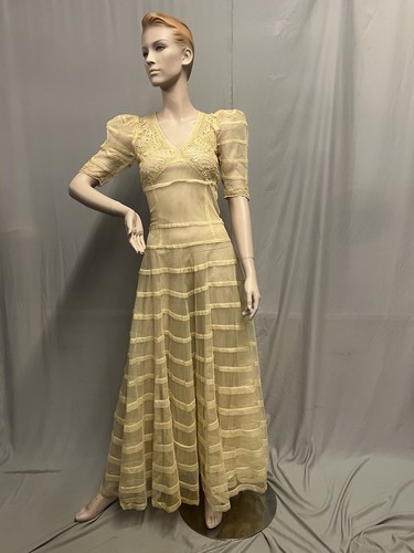 Schönes 1930’s - 1940’s Ecru Cotton Tulle Evening Or Garden Party Dress (Gown)