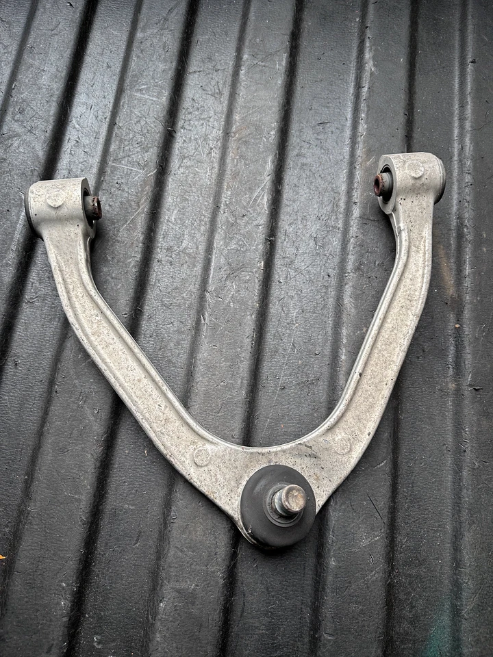 Brazo de control superior delantero derecho Infiniti M30 M35 M37 M56 2012 Foto 3 de 4