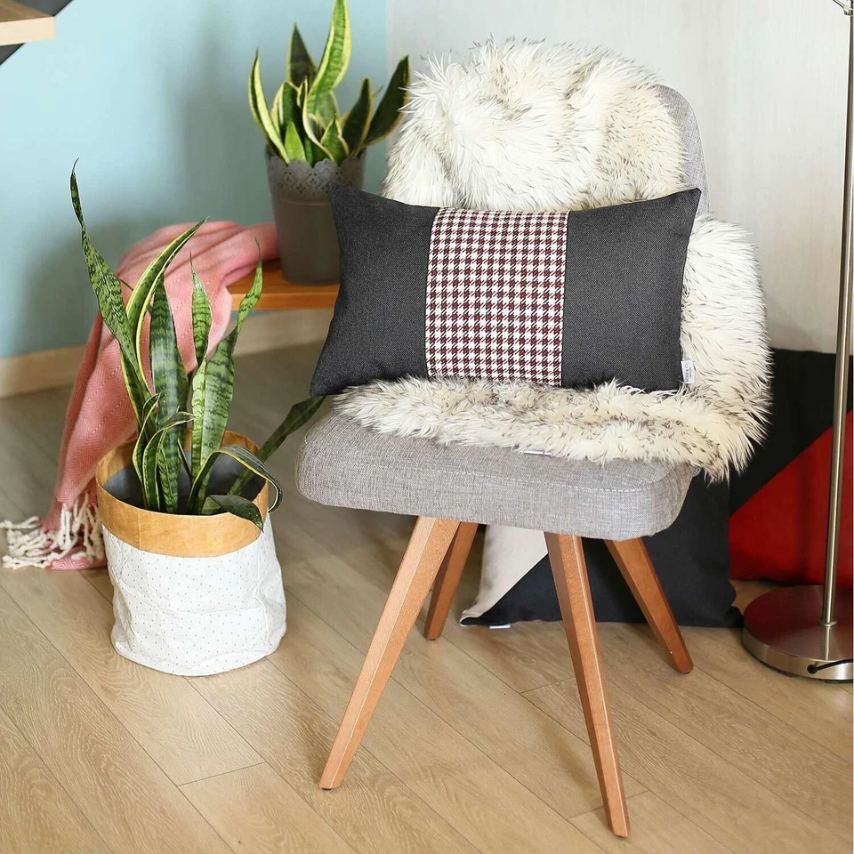 Almohada lumbar de poliéster hecha a mano con cremallera pata de gallo negra y roja 12 X 20 Foto 4 de 4