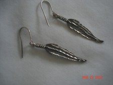LOVELY Vtg. WOMEN'S DANGLE FEATHER DESIGN EARRINGS Diamond cut Metal PIERCED