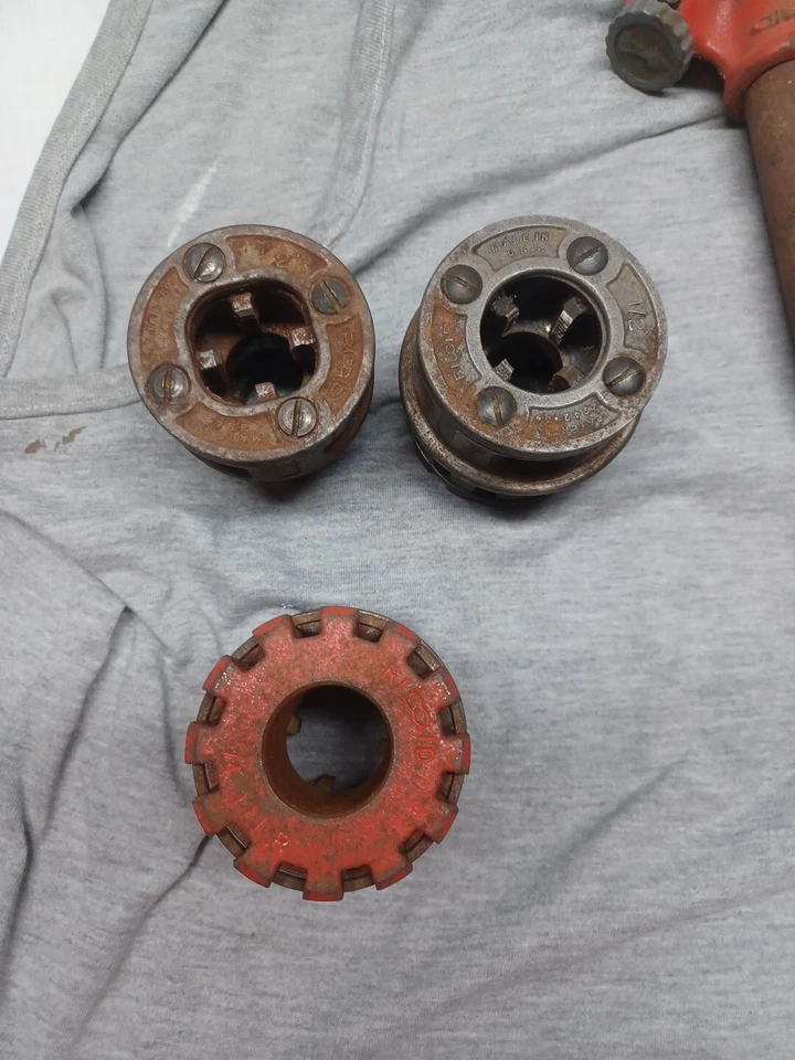 Vintage tools Pipe Threader Tool Ridget Different Size Bits 2. 1/2 And 1. 3/4 - Image 3 of 4