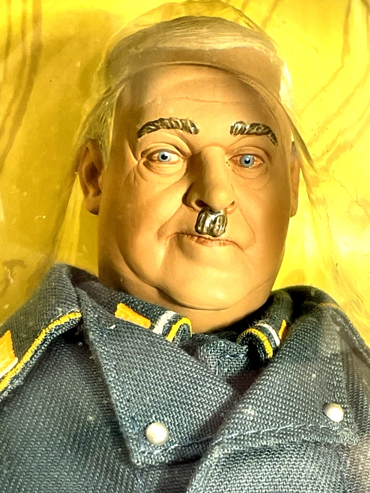 Hogan's Heroes Sgt. Hans Schultz 12" Muñeca Sideshow Juguete 2002 Caja Sellada NRFB Foto 3 de 4