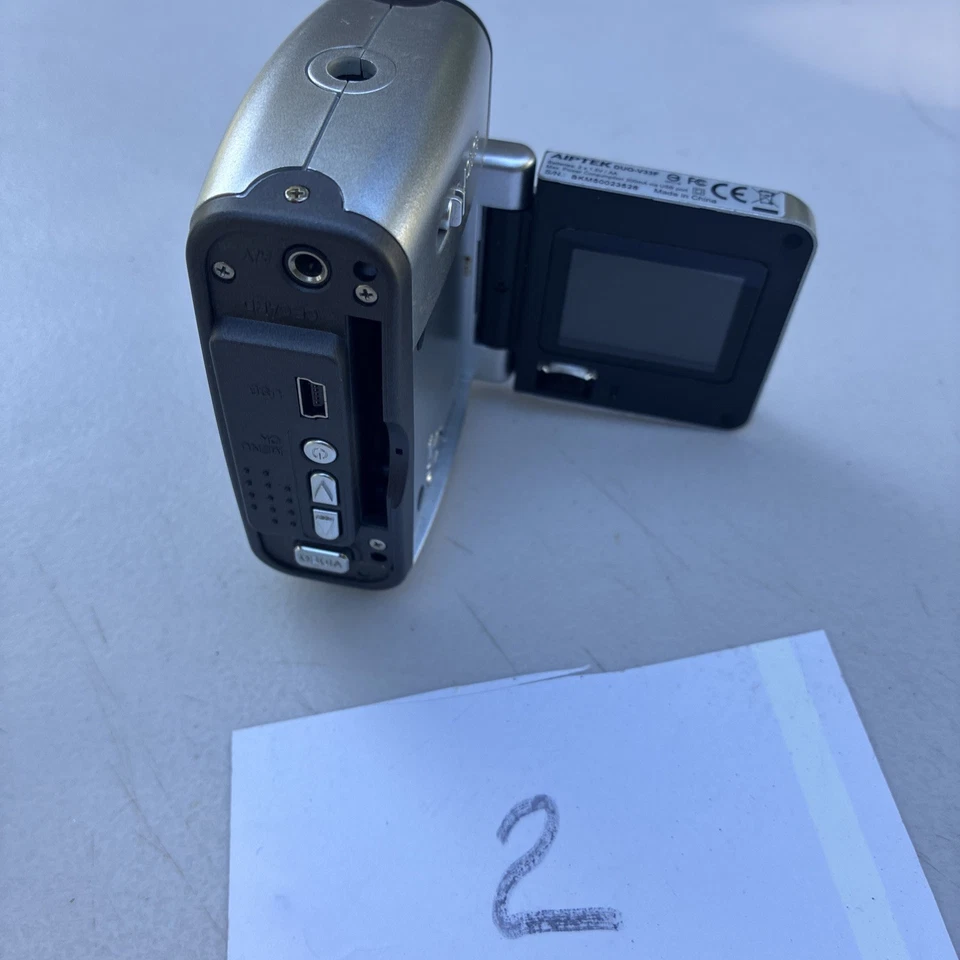 Cámara videocámara digital Aiptek Pocket DV 5100M plateada compacta con estuche  Foto 4 de 4