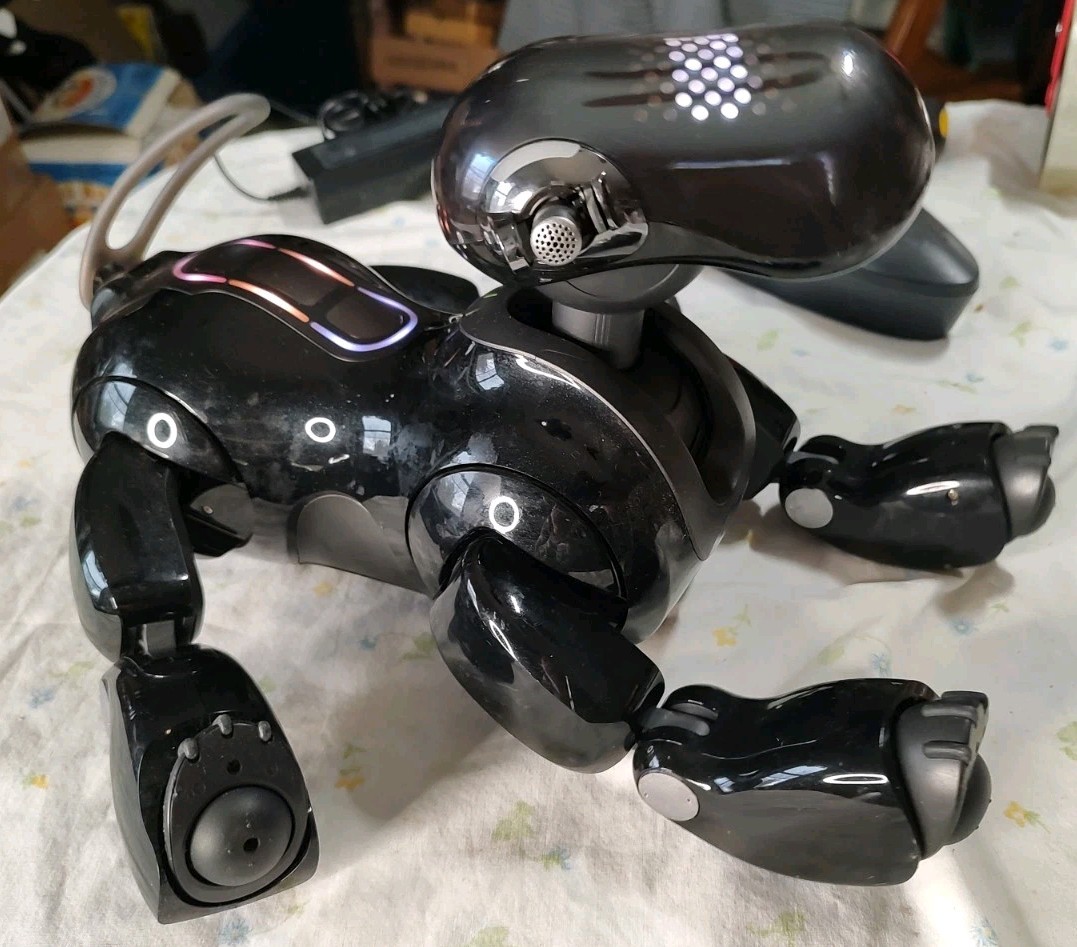 Sony AIBO ERS-7 Robot Dog with charger Functional Read No Ears