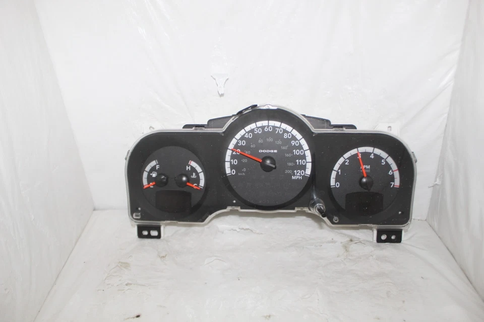Cuadro de instrumentos velocímetro medidor de panel 07 Dodge Nitro 129.458 millas Foto 2 de 4