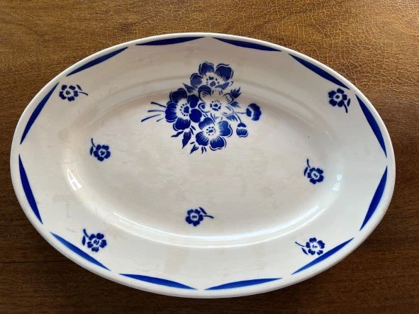 Grand Plat Ovale En Demi-porcelaine Badonviller – Décor Roses Bordeaux, Vintage