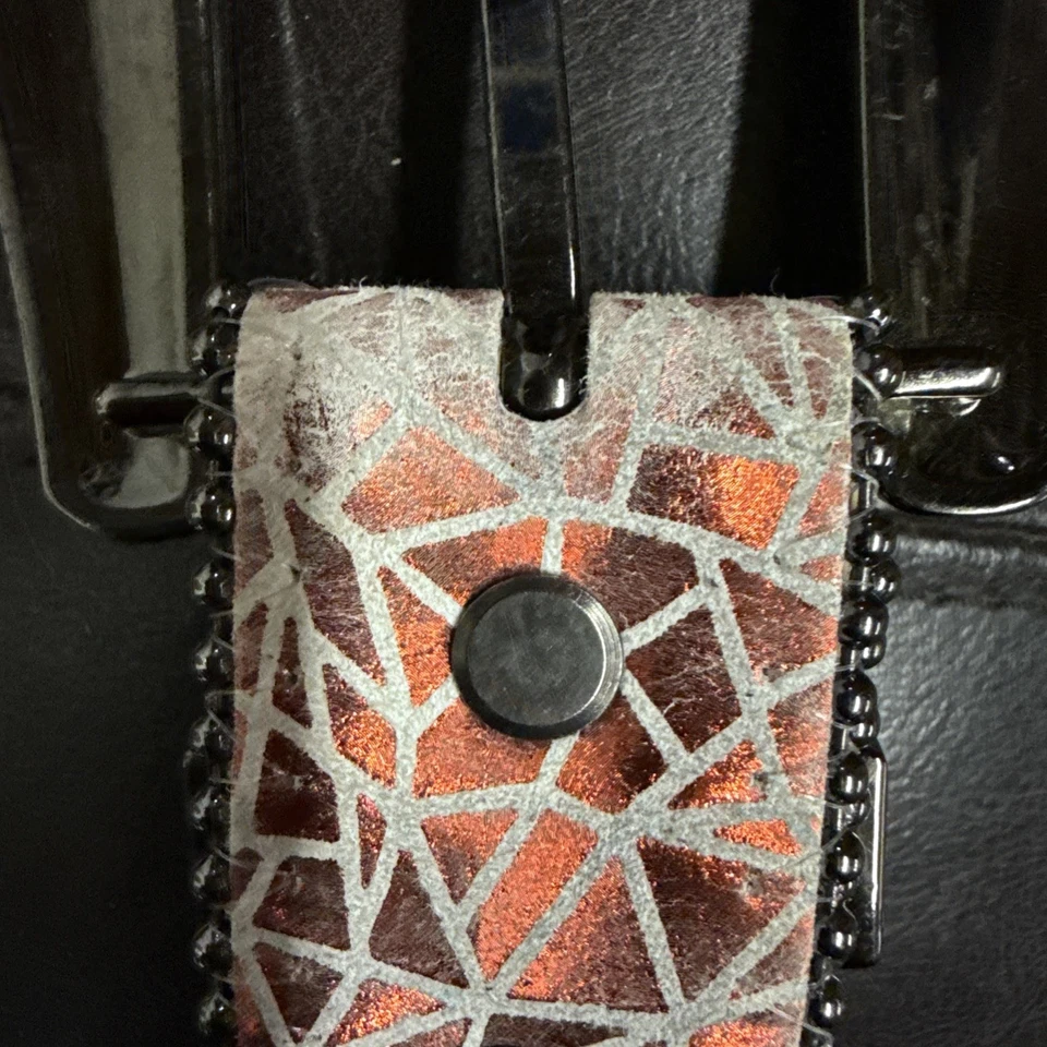 Cinturón de desgaste DNA Premium pesado brillante rojo y diamante piedras occidentales 54 pulgadas Foto 4 de 4