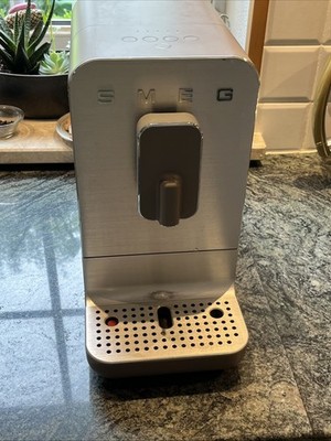 Smeg BCC01 Kaffeevollautomat Bean to Cup Silber 1470W Ungeprüft