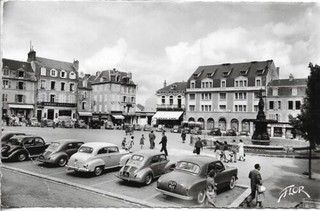 CPSM. 23 GUERET. PLACE BONNYAUD ET SA FONTAINE. VOITURES ANCIENNES (4CV OPEL).