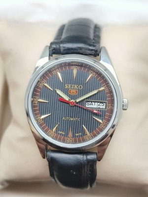 Seiko 5 Automatikuhr - schwarzes Nadelstreifen-Zifferblatt, Goldakzente,...