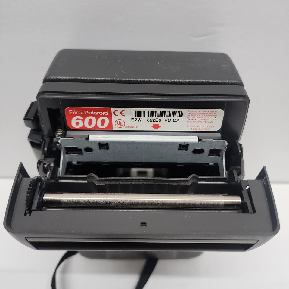 Vtg Polaroid OneStep CloseUp 600 Flash Instant Film Camera W/Strap