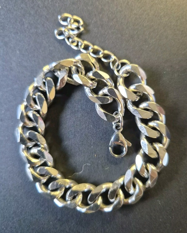 4 X STAINLESS STEEL ANTI ALLERGY JEWELLERY. 3 NECKKACES AND 1 BRACELET