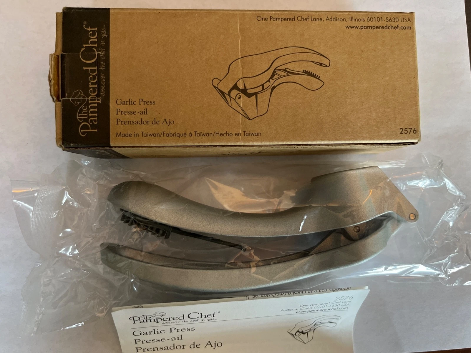 Pampered Chef 2576 Easy Squeeze Aluminum Garlic Press